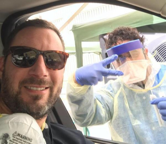 سفير نيوزيلندا وعائلته يجرون فحص “كورونا” في مراكز “درايف ثرو” ويشيد بتفاني الأطقم الطبية