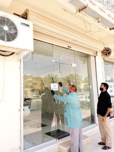 بلدية محافظة رفحاء تغلق 8 محال حلاقة لمخالفتها الإجراءات الاحترازية