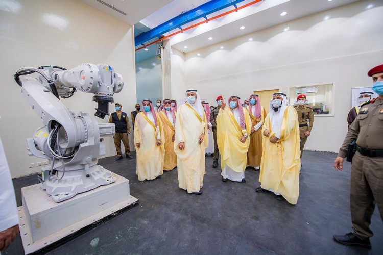 أمير منطقة القصيم يدشن مستشفى الإبل في بريدة