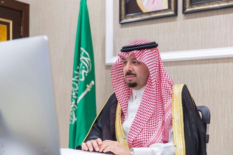 سمو الأمير فيصل بن خالد بن سلطان يلتقي منسوبي الشؤون الصحية نظير أعمالهم الإنسانية أثناء أداء واجبهم