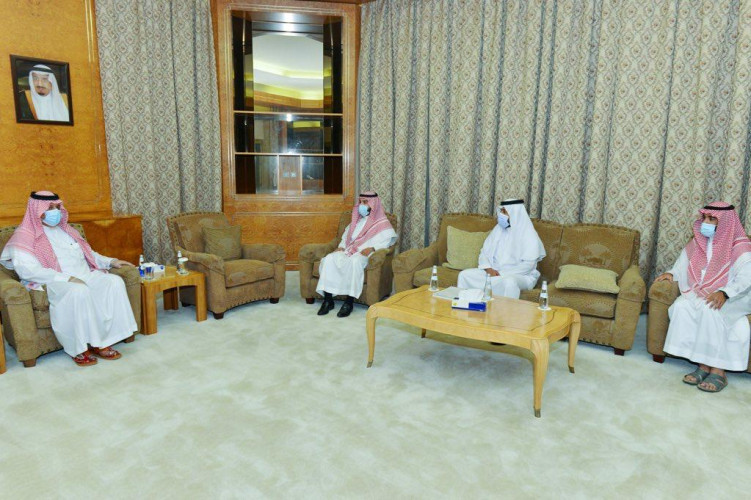 سمو أمير منطقة حائل يستقبل رئيس مؤسسة سليمان الراجحي الخيرية ومدير مؤسسة مزن الخيرية