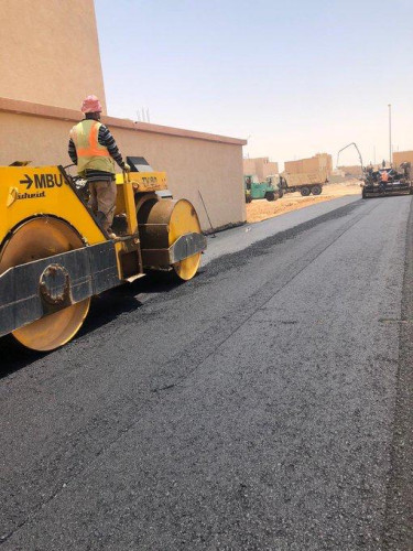 بلدية رفحاء تنفذ سفلتة عدد من نوافذ حي الورود