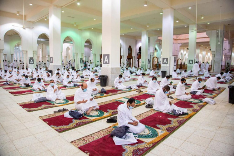 اكتمال وصول الحجاج إلى مسجد نمرة بمشعر عرفات لأداء ركن الحج الأعظم