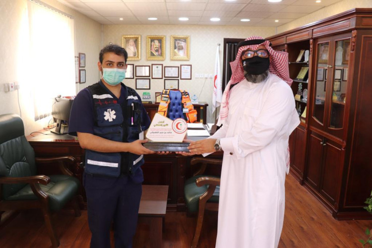 مدير عام الهلال الأحمر بالجوف يكرم الموظفين المميزين والمركز المثالي