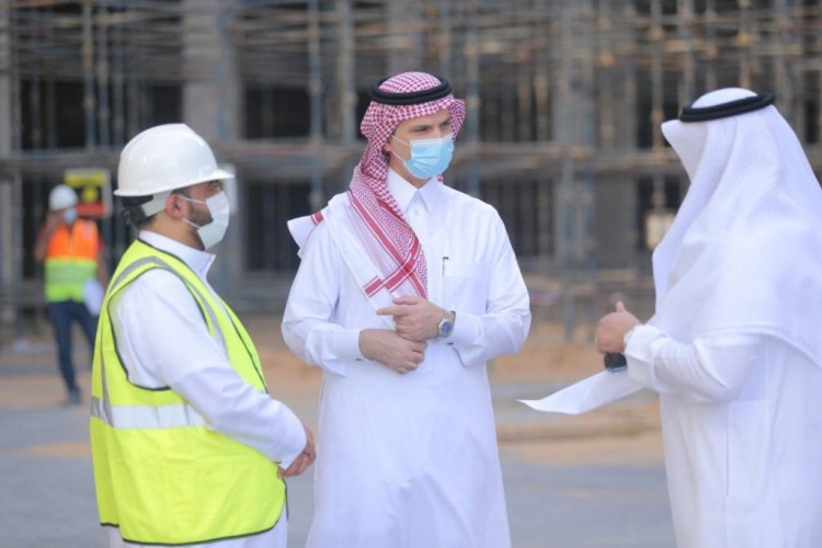 الدكتور الشايع يطّلع على مشروع مبنى إدارة الجامعة