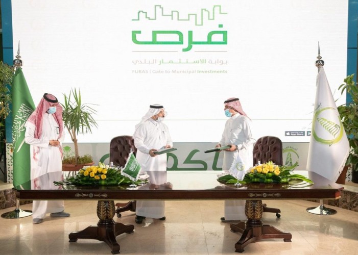 أمين الجوف يوقع 11 عقداً استثمارياً