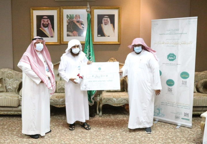 مدير عام تعليم المدينة يكرم الفائزين في مسابقة “أخيار “