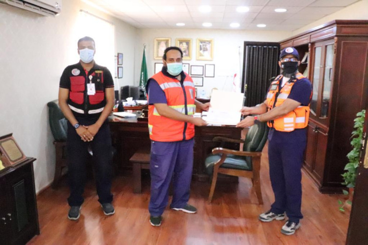 مدير الهلال الأحمر بالجوف يكرم منسوبي العمليات والمراكز الإسعافية والقيادة الميدانية