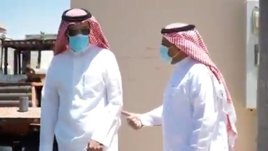 رئيس بلدية طريف يقف على أعمال سفلتة حي العزيزية