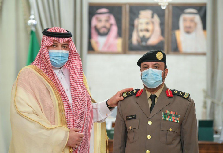 أمير الحدود الشمالية يقلد العنزي رتبته الجديدة