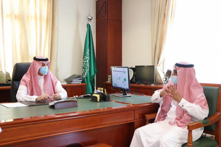 محافظ تيماء يلتقي بمدير فرع الموارد البشرية والتنمية الاجتماعية بتبوك