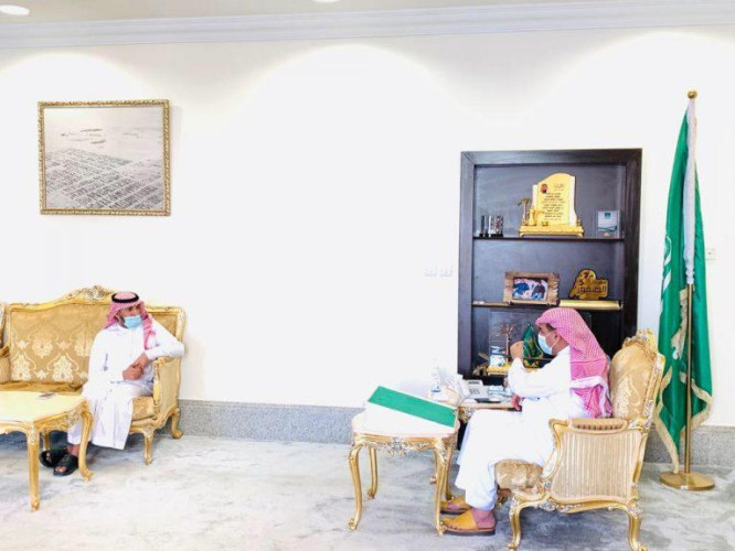 محافظ طريف يجتمع بمدير مكتب وزارة التجارة والاستثمار بالمحافظة
