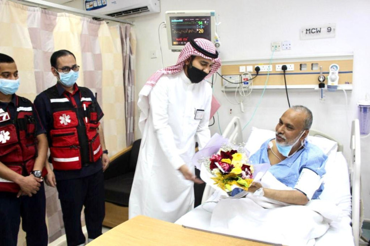 زيارة مدير فرع الهلال الاحمر بالشمالية لمريض ساهمت فرقة إسعافية بإنقاذ حياته