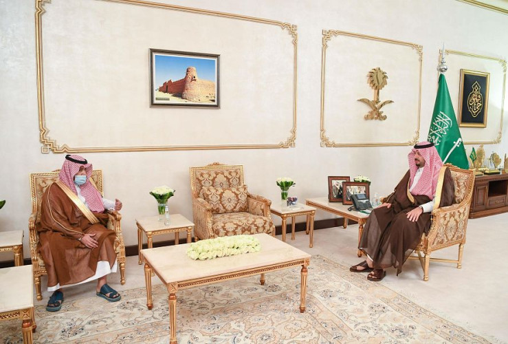 سمو أمير منطقة الحدود الشمالية يستقبل مدير الأحوال المدنية بالمنطقة