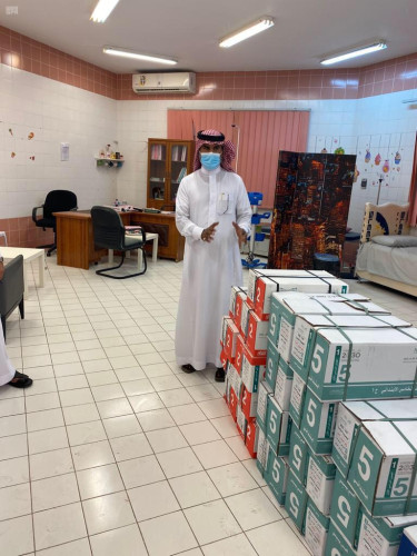 مساعد مدير تعليم ينبع يطلع على آلية توزيع المقررات من المستودعات للمدارس