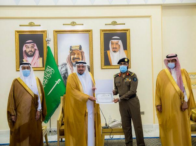 سمو “أمير القصيم” يكرم عدد من منسوبي الدفاع المدني ومسؤولي القطاعات لما تحقق من جهود تجاه انتشال جثة من داخل بئر مغموره