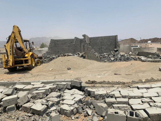 لجنة التعديات بمركز الحسي تزيل تعديات على أراضٍ حكومية