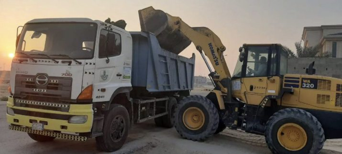 بلدية القطيف ترفع أكثر من 53 ألف م3 نفايات وأنقاض خلال شهر