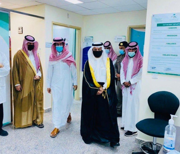 محافظ مدينة موقق يعايد منسوبي مستشفى موقق