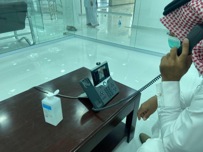 تخصصي الجوف يمكّن ذوي مصابي كورونا من زيارتهم عبر الاتصال المرئي