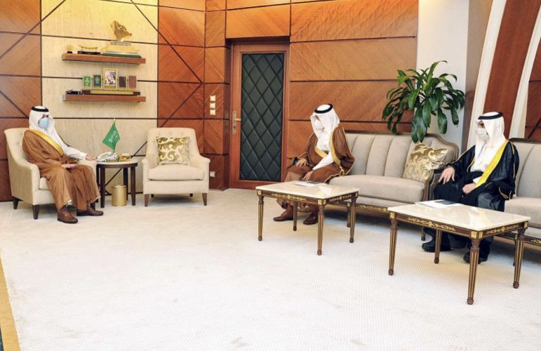 أمير المنطقة الشرقية يلتقي رئيس اللجنة الوطنية لرعاية السجناء والمفرج عنهم وأسرهم