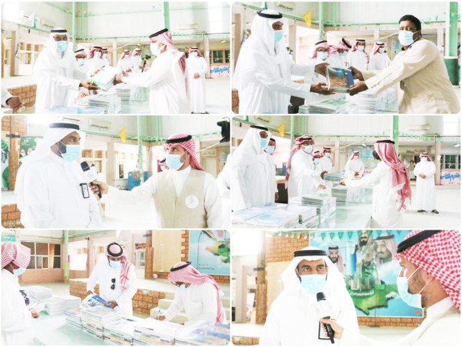 مدير تعليم القريات يشارك في توزيع المقررات على طلبة المدارس