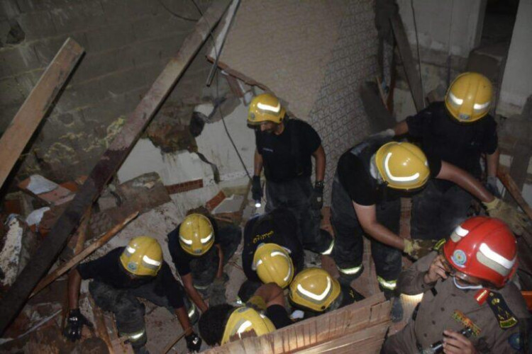 الدفاع المدني بمحافظة جدة يباشر إنهيار منزل شعبي بحي الرويس