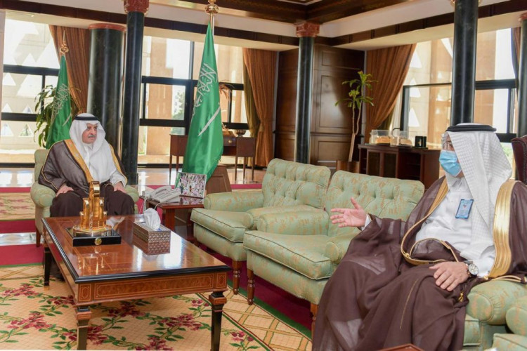 أمير منطقة تبوك يستقبل مدير التعليم بالمنطقة