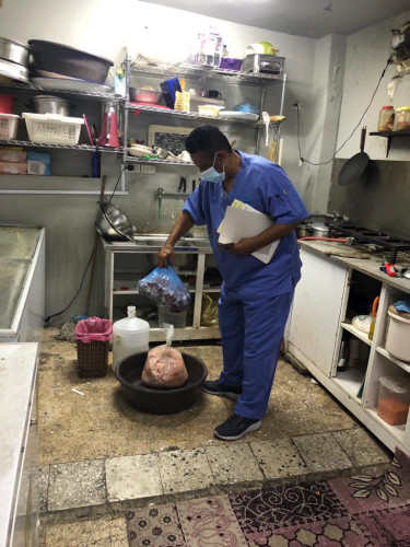 بلدية القطيف تضبط مطعما في إسكان القطيف