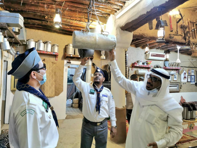 رواد كشافة محافظة المجمعة يزورون ببيت الماجد التراثي