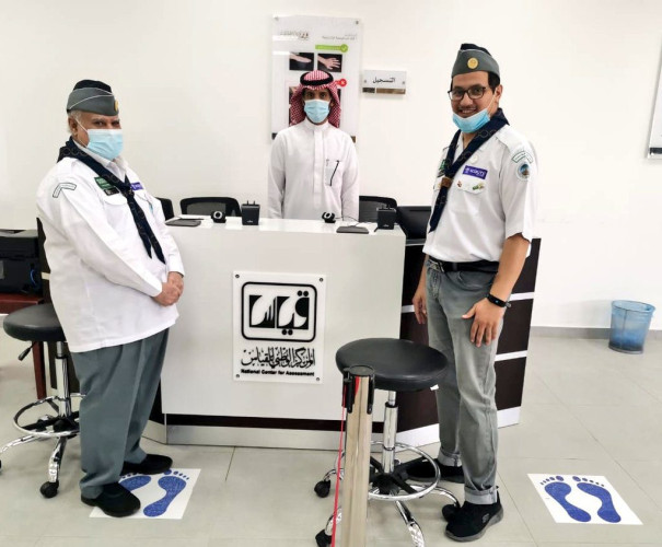 رواد كشافة محافظة المجمعة يساهمون مع جامعة المجمعة بالفرز الحراري للطلاب المتقدمين للاختبارات