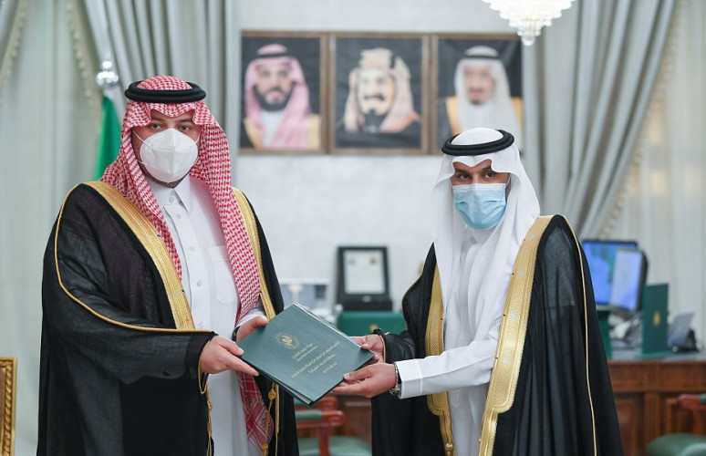 سمو أمير منطقة الحدود الشمالية يتسلم التقرير السنوي لفرع هيئة حقوق الإنسان بالمنطقة