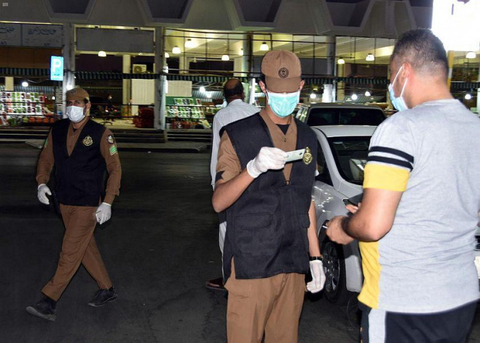 شرطة ‫حائل‬ تتابع تنفيذ الإجراءات الاحترازية والتدابير الوقائية في الأسواق الشعبية