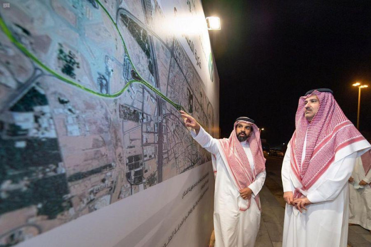 أمير المدينة المنورة يتفقد مشروع جادة أحد