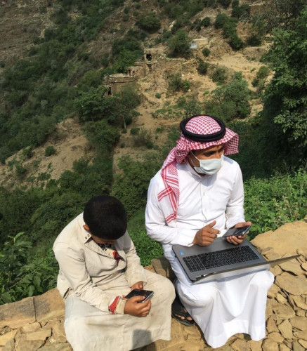 وزير التعليم يوجه بتكريم معلم ظهر في منصات التواصل