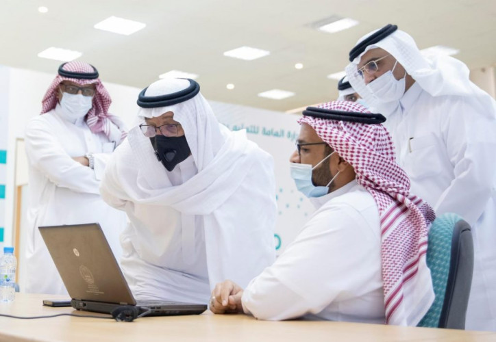 وزير التعليم يزور مركز الدعم الفني لمنصة مدرستي في تعليم تبوك ويطلع على الفصول الافتراضية