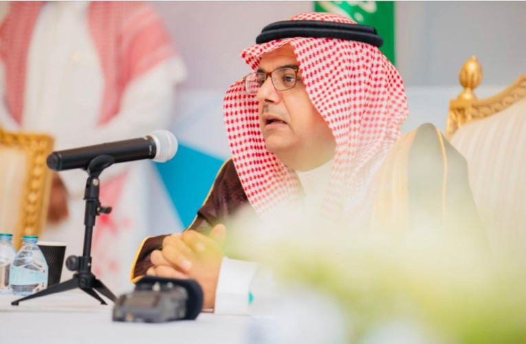 الأمير منصور بن محمد يحتفي بأمين حفرالباطن الجديد