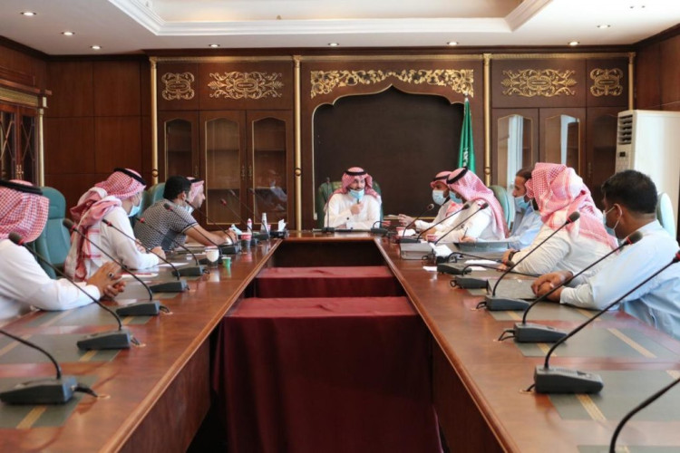 بلدية رفحاء تبحث سرعة إنجاز المشاريع المتأخرة