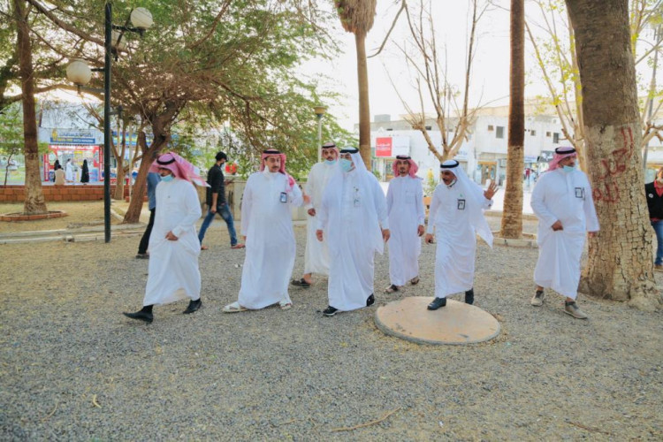 أمين تبوك يقف على سوق الجادة التاريخي بالمنطقة ويوجه بإنشاء بلدية في وسط البلد