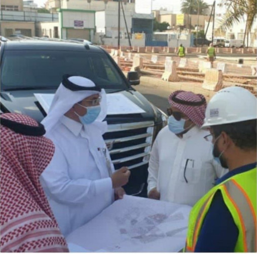 أمين تبوك يقف ميدانياً على النقاط الحرجة لتجمّع المياه