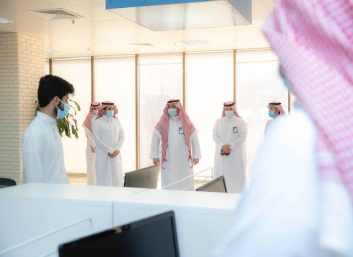 رئيس جامعة القصيم يتفقد عمادتي التعلم الإلكتروني وتقنية المعلومات
