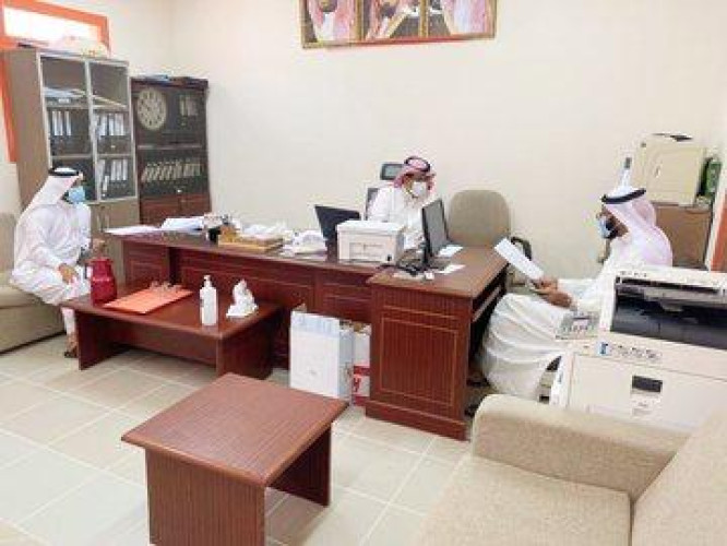 ‎مدير تعليم ظهران الجنوب يتفقد انطلاق العملية التعليمية في عدد من المدارس