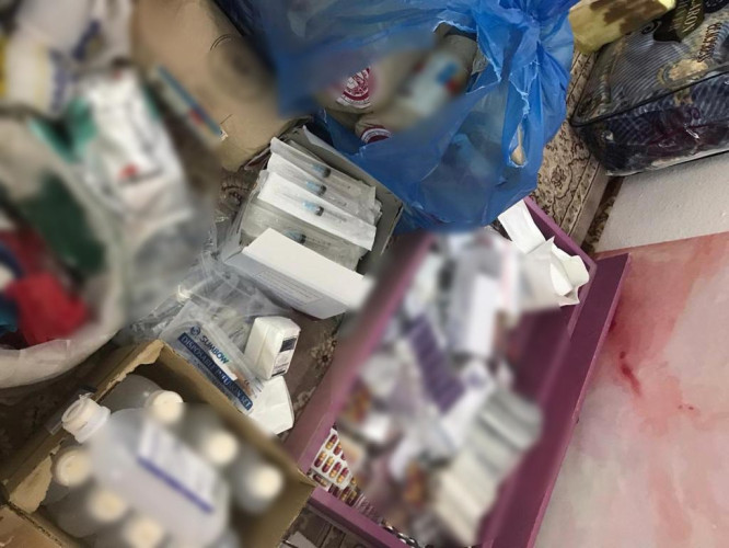 ضبط أدوية مجهولة في عيادة منزلية مخالفة لوافد آسيوي