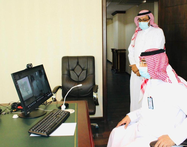 مدير تعليم تبوك يشارك أبناءه الطلاب من خلال منصة مدرستي