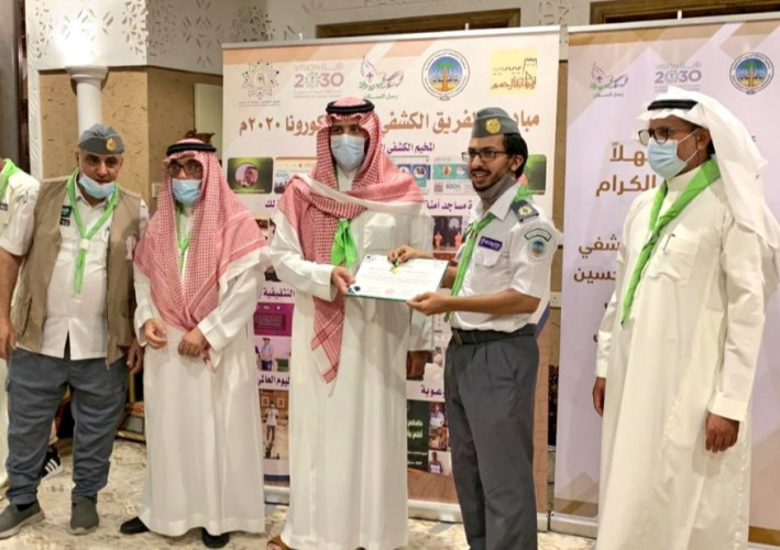 الامير فيصل بن سلطان بن ناصر يكرم اعضاء الفريق الكشفي بديوانية آل حسين المشاركين بمبادرات جائحة كورونا بوسام مبادرات كوفيد 19