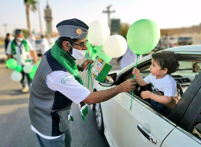 ‏رواد كشافة محافظة المجمعة يشاركون في مبادرة ‎بلدية روضة سدير توزيع الهدايا والحلويات على المواطنين بمناسبة اليوم الوطني ٩٠ للمملكة العربية السعودية