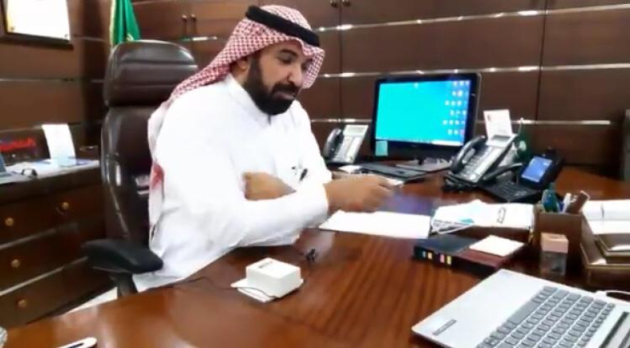 مدير تعليم عنيزة يشارك المعلمين والطلاب دروسهم عبر مدرستي