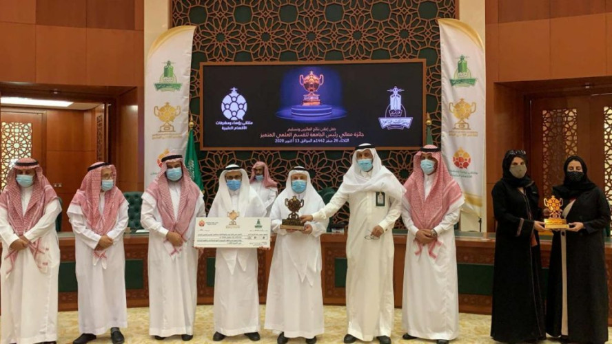 “رئيس جامعة الملك عبدالعزيز” يكرم المميزين