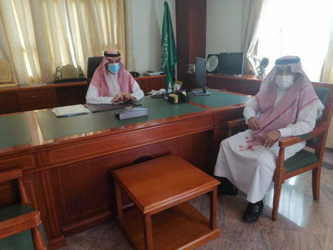محافظ تيماء يطلع على سير التعليم عن بعد