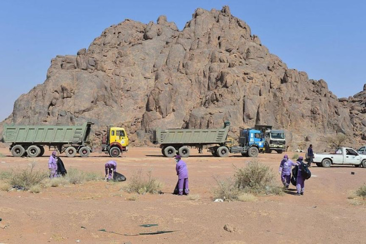 تواصل أعمال تحسين المشهد البصري للمواقع البرية ‏شمال ‏حائل